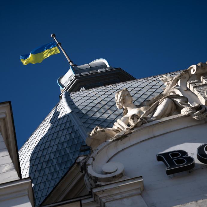 Symbolbild: Flagge der Ukraine am Bahnhof in Lviv