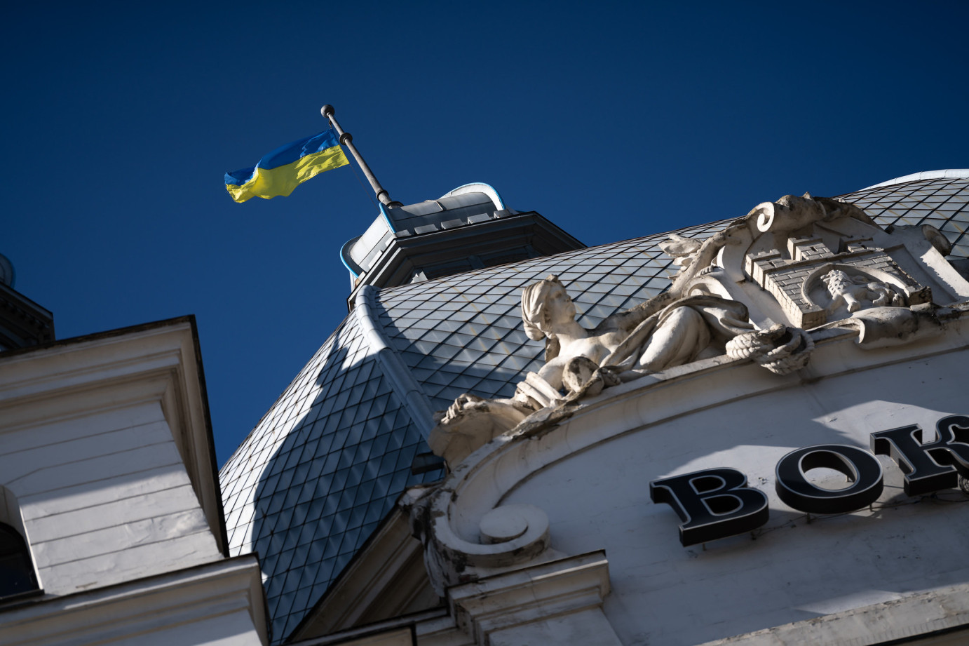 Symbolbild: Flagge der Ukraine am Bahnhof in Lviv