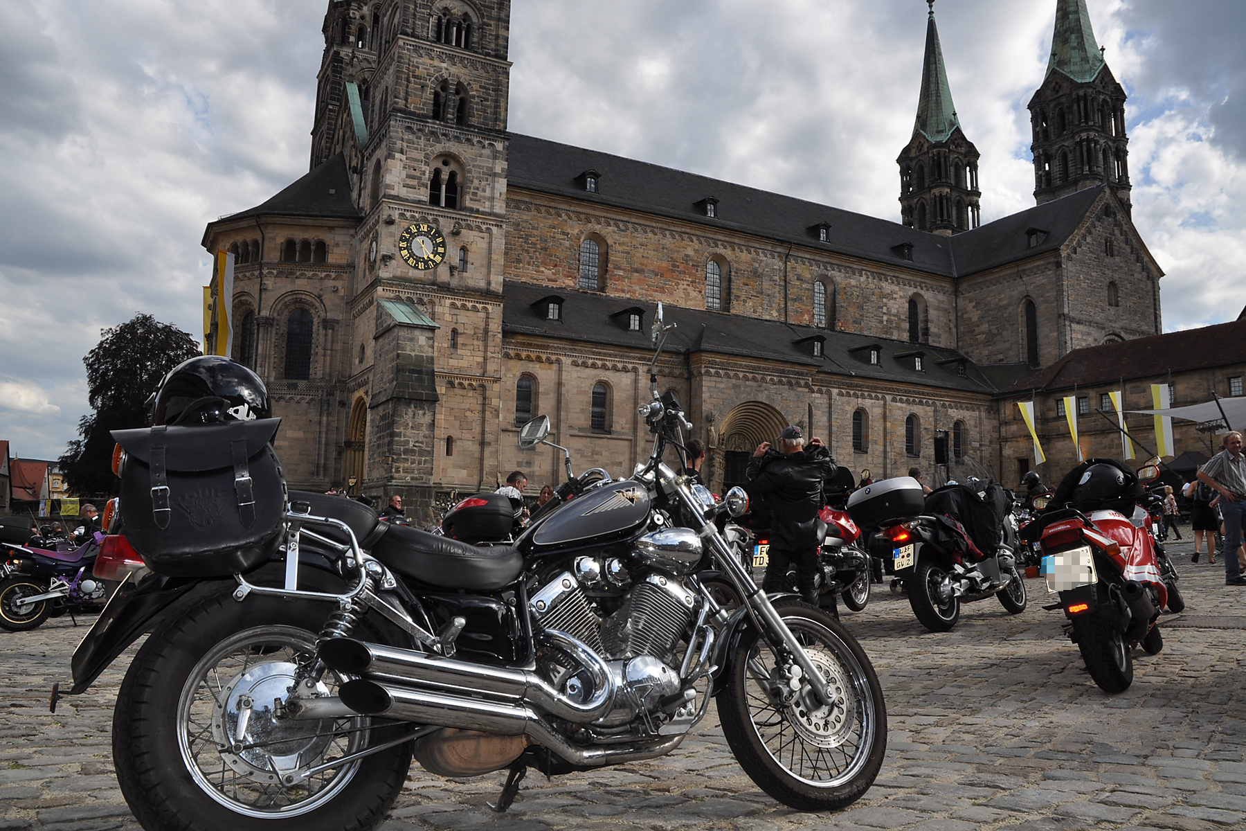 Motorräder vor dem Bamberger Dom