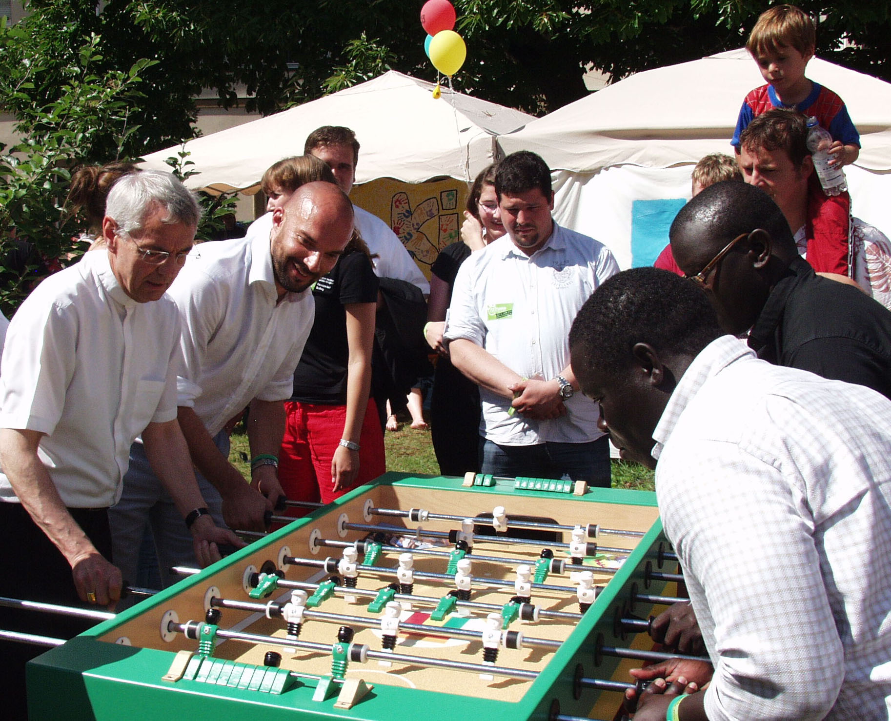 Erzbischof Schick beim Kickern