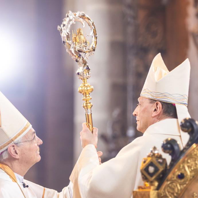 Erzbischof em. Dr. Ludwig Schick übergibt den Bischofsstab an seinen Nachfolger Herwig Gössl