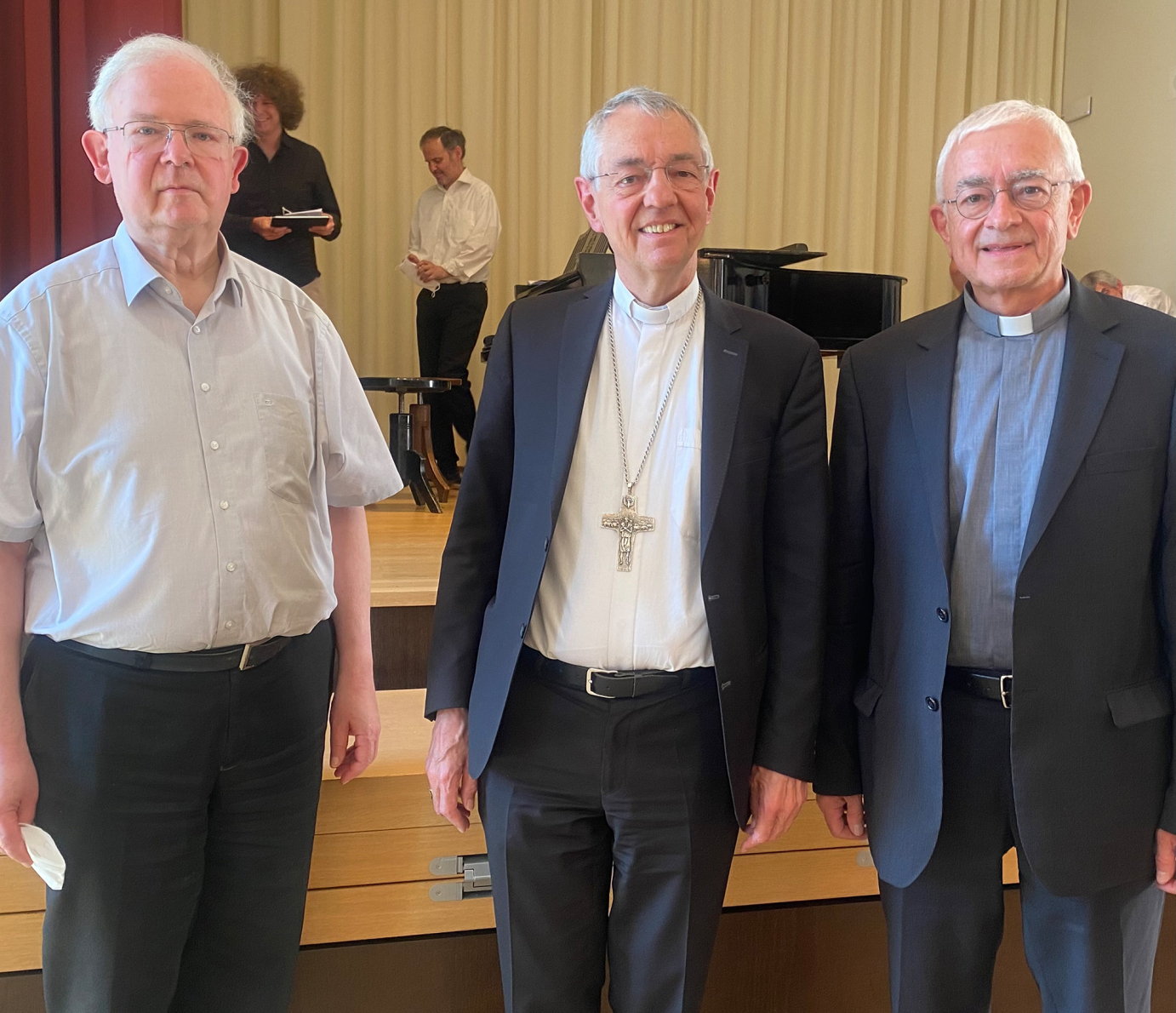 Domkapitular Peter Wünsche (links) und Domkapitular Hans Schieber (rechts) wurden am 19.7.2022 von Erzbischof Ludwig Schick in den Ruhestand verabschiedet